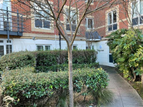 Modern 2 Bed Apt in Egham High Street, with private parking and Wifi